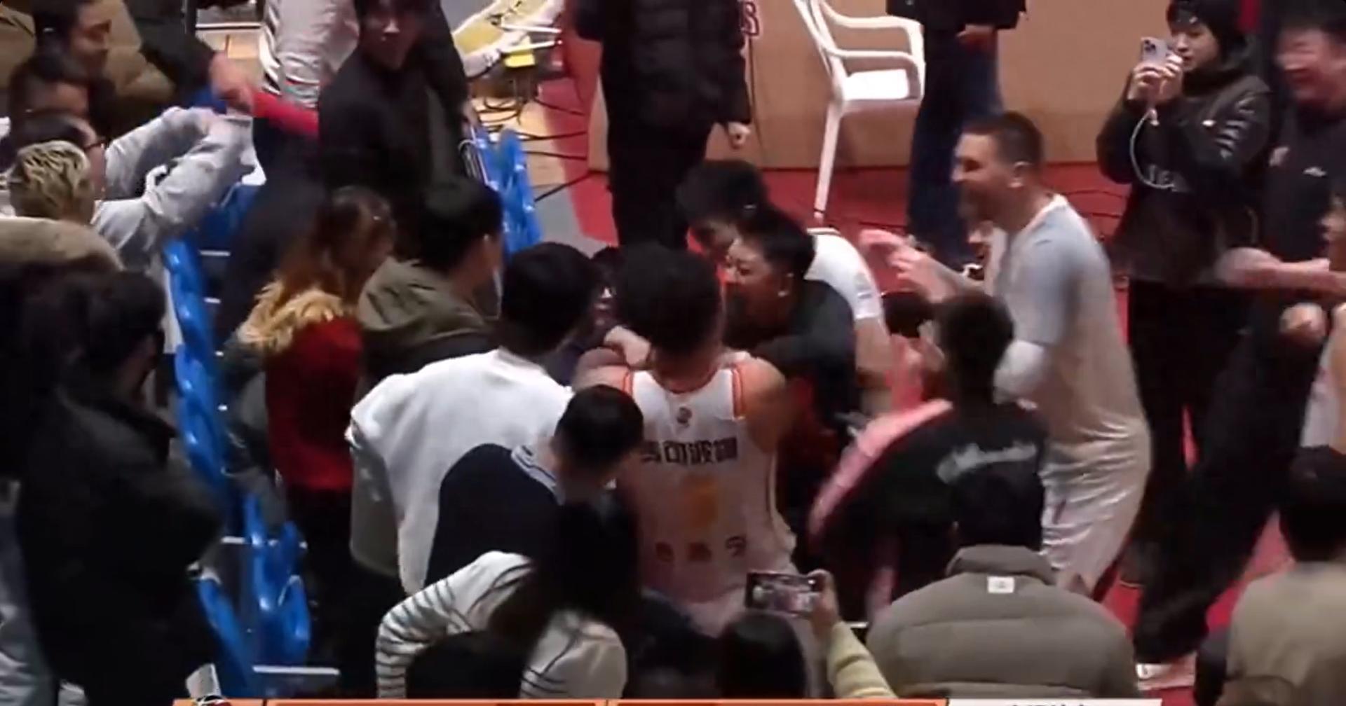 半岛体育APP-狂奔的黑马！双杀辽篮浙江，连克京沪两强，上季13名如今杀进前6