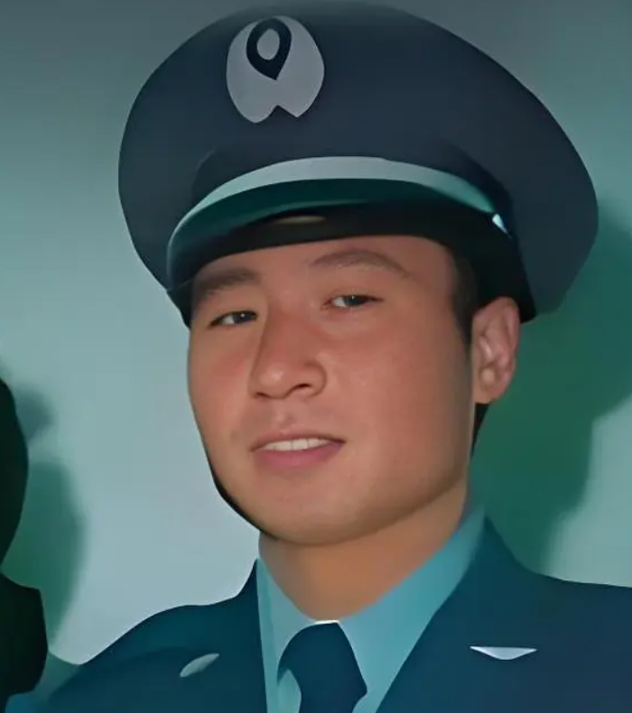 半岛体育官网-王学成1983年驾机叛逃到台湾,邓丽君前去接见他时低声耳语
